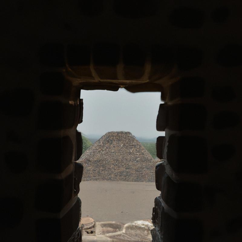 Při zkoumání staré pyramidy se objevil portál do minulosti. - foto 1
